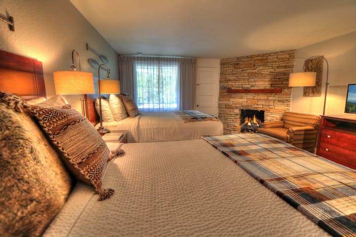 River Edge Inn Deluxe Two Queen With Fireplace - Gatlinburg, TN