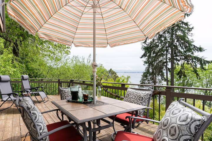 Vashon Waterfront Home with Amazing View - Des Moines, WA