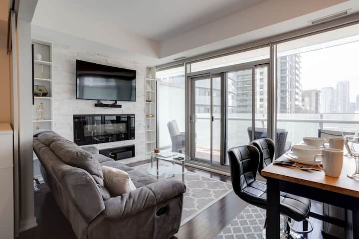 Luxurious Condo With Parking in Heart of Downtown! - Toronto
