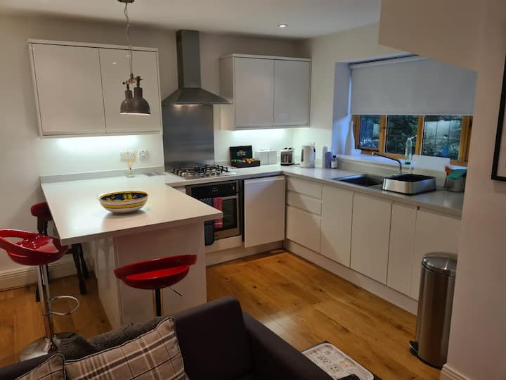 Fully Furnished, 2 floors, kitchen with parking - Beaconsfield