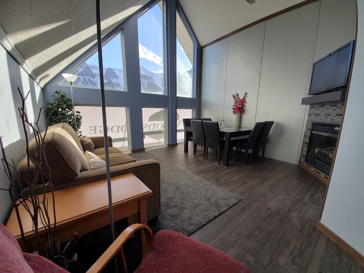 3 Bedroom Mountain View Condo! Fireplace! Sleeps 8 - Banff, AB, Canada