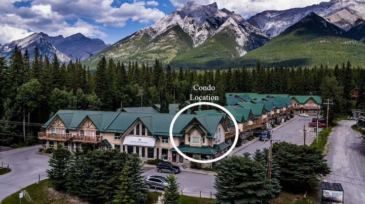 9 Bedroom Mountain View Condo, Sleeps 29! Pool! - Banff, AB, Canada
