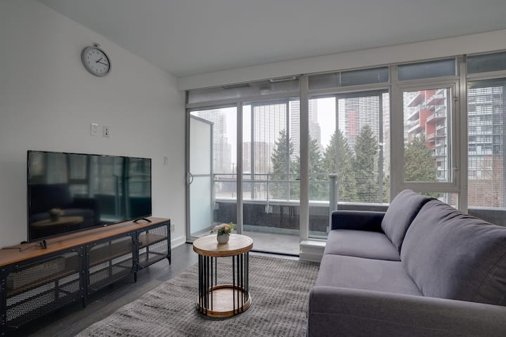 Lovely 1BR Apartment with Pool / Free Parking - Vancouver