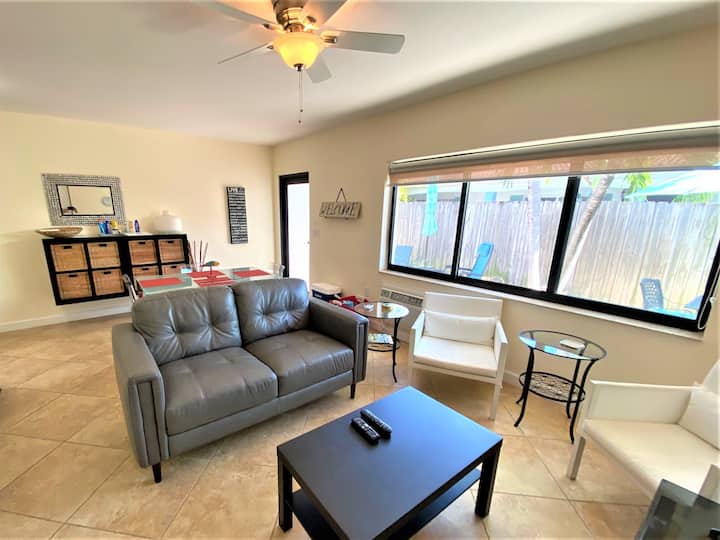 TROPICAL GARDEN VILLA BY THE SEA  Steps to the Bch - Sunrise, FL