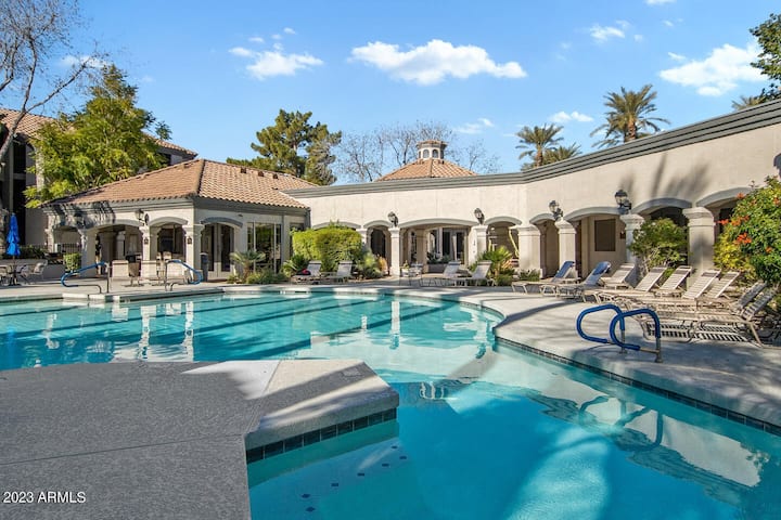 Large Pool & Spa - Amazing Resort Style Condo - Scottsdale