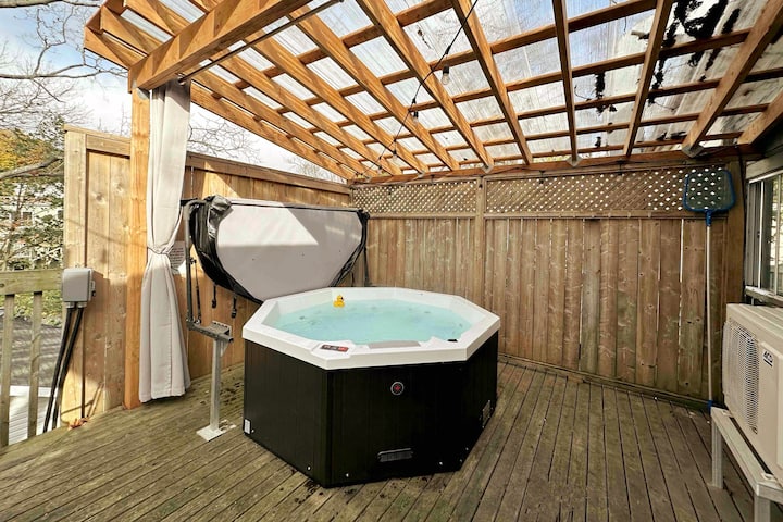 Private Hot Tub & Steps To Downtown!! Sleeps 9! - Halifax