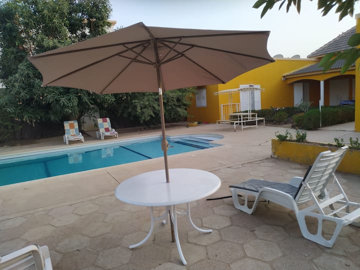 Villa Jaune 5 Chambres Avec Piscine - Sénégal