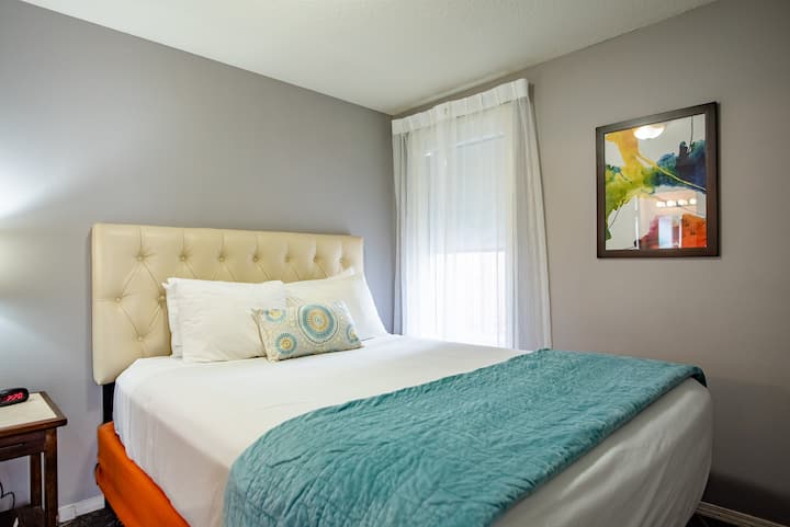 One bedroom suite. Steps from beach & pet friendly - Seaside, OR