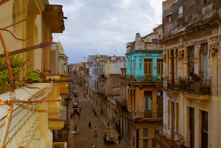 Apartamento Completo Con Balcón En Galiano - Cuba