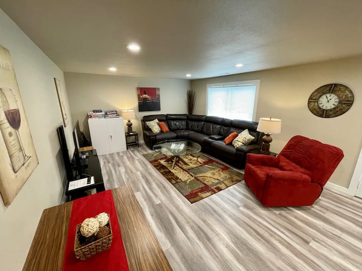 Cozy King Bed, central Tri-Cities location! - Burbank, WA