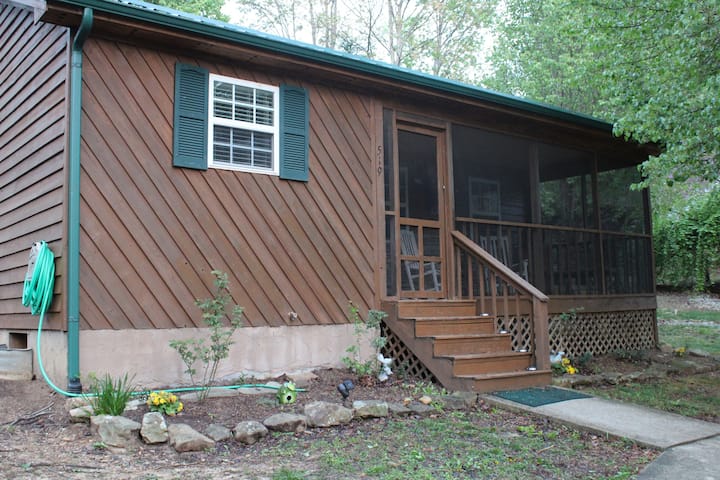 The Enchanted Hideaway /Pet Friendly With Hot Tub! - Kentucky