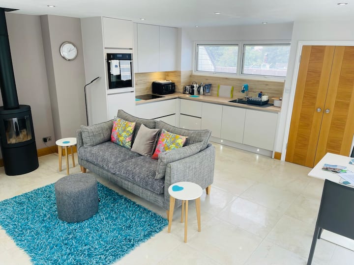 Modern, bright, St Brelade apartment near beaches - Jersey