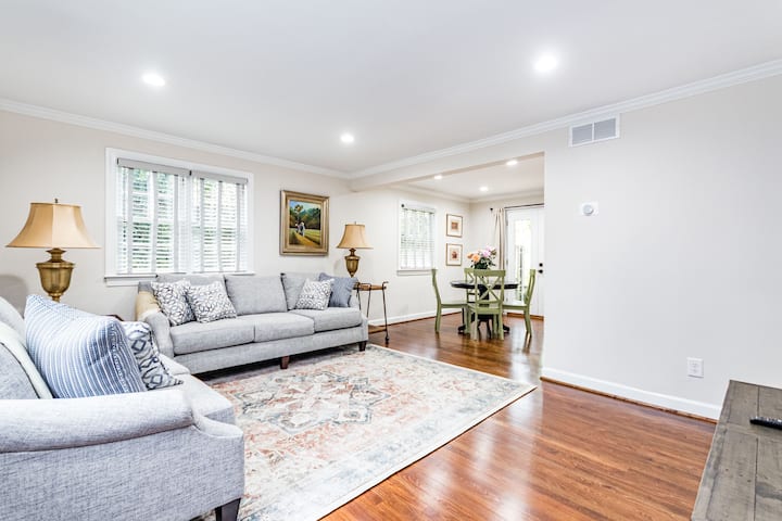 Renovated 2BR/2.5 BA Townhome near The Village - Raleigh