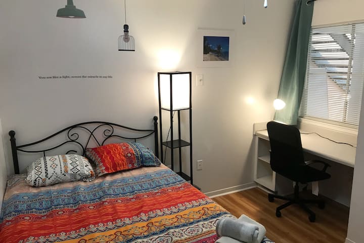 The Room E Near Uf Campus Is A Cozy Place To Stay - Gainesville, FL