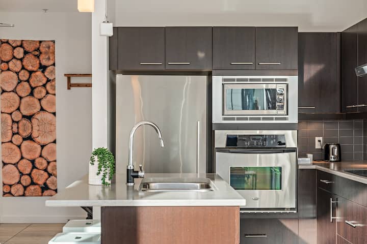 Retreat In Style Downtown Condo Sleeps 6 W/parking - Victoria