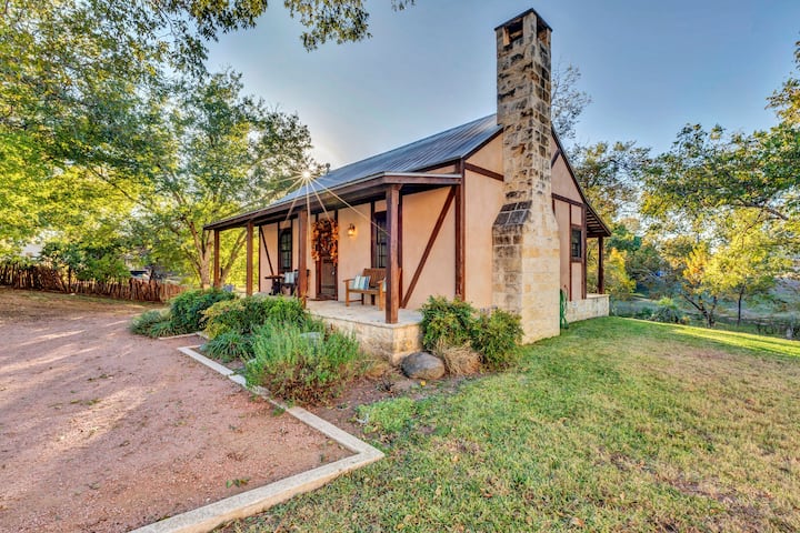 Firefly Guesthouse | Fireplace | Great Location - Fredericksburg, TX