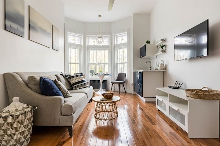 Chic & Central 1BR Apt | Mins to Restaurants, Bars - Crown Heights