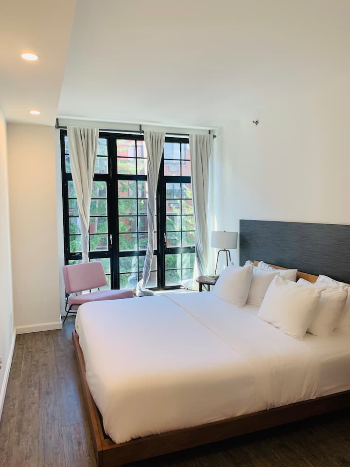 138 Bowery-King Suite w. Living Room Space - New York City