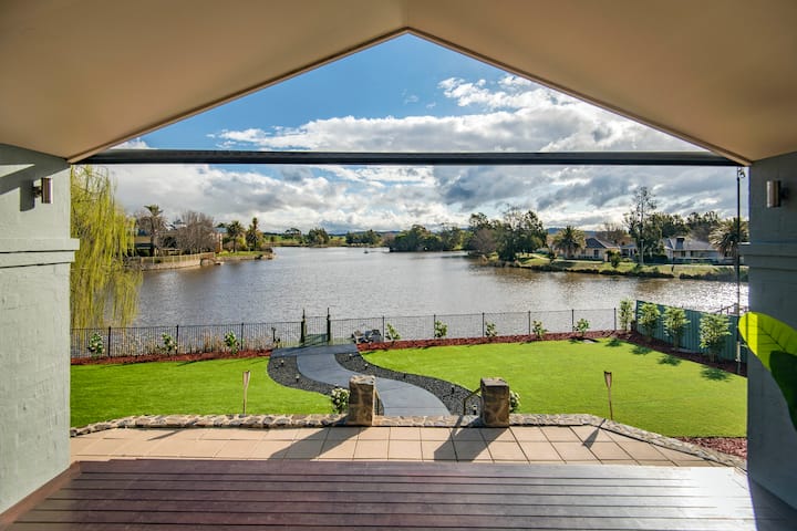 Relax By The Lake - A Resort Experience - Canberra