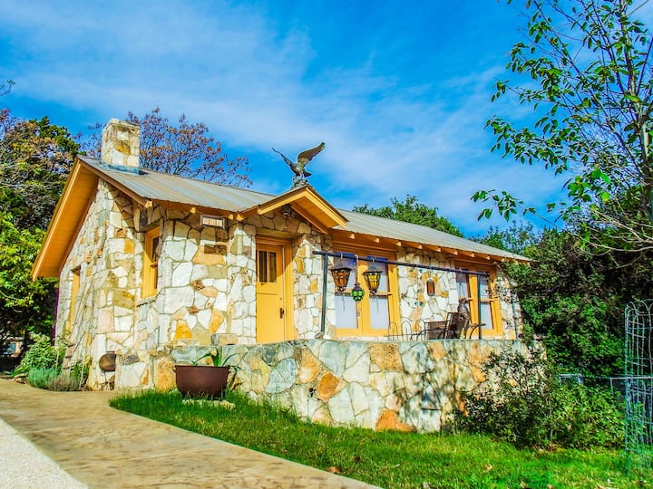 The Painter's Cabin - Artful Hill Country Getaway - Kerrville