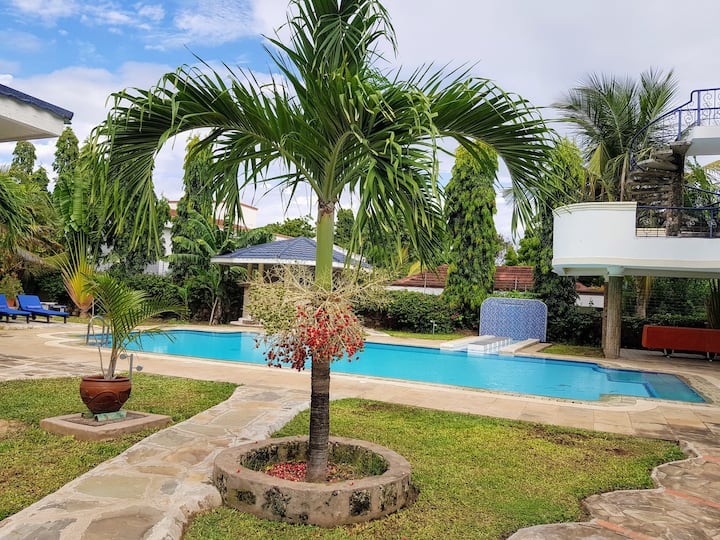 Serene Comfortable Private  Ensuite Poolview Room - Mombasa