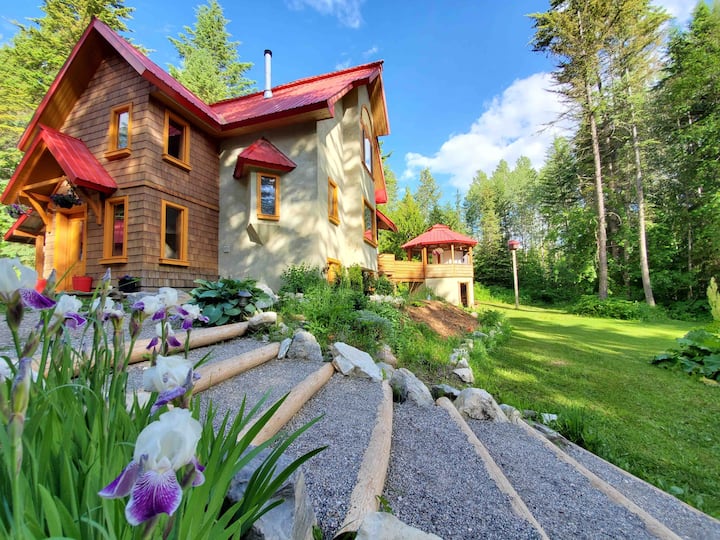 The Outpost !!A Private Mountainside Getaway  - Alberta