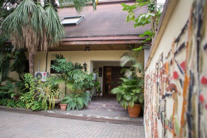 Mini Suite "ALLAMANDA" dans Belle Villa à la Gombe - Brazzaville