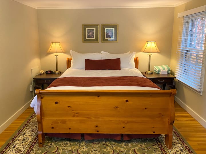 Victorian Inn for Two! - North Conway, NH