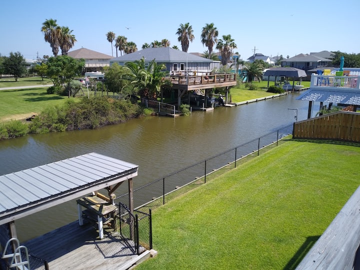 Waterfront, fully fenced, kid and pet friendly - Crystal Beach