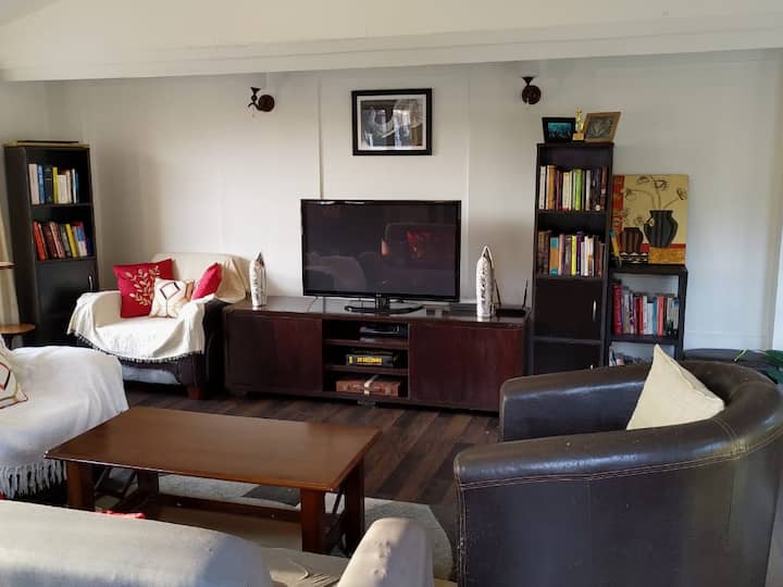 Lovely 2 bedroom penthouse with patio and BBQ area - Shillong