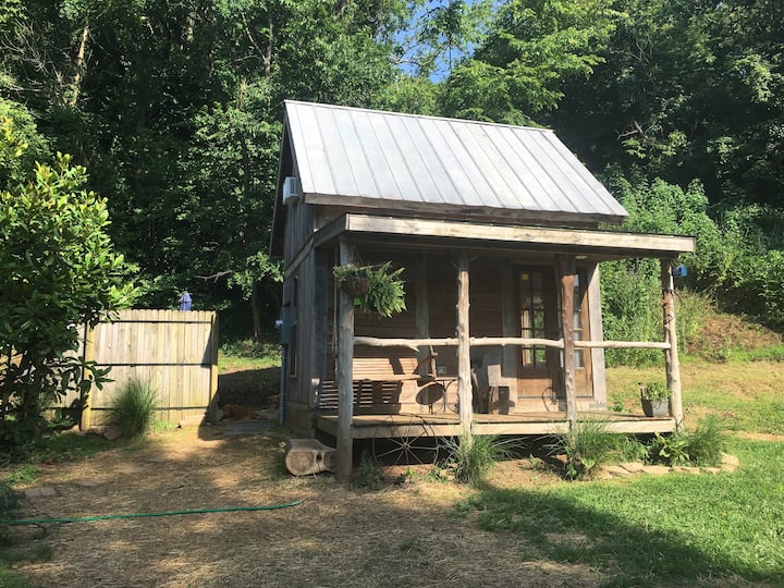 Tiny Home with Huge Charm near the Elkhorn Creek - Frankfort, KY