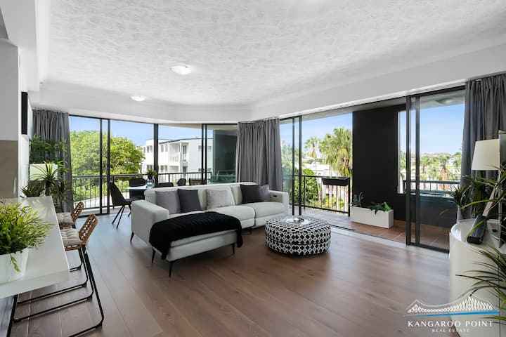 Executive Three Bedroom Unit Overlooking Resort Style Pool And Parking For 2 Car - Brisbane