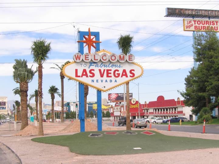 Near the Strip, resort living, 2 BR Del, 8 Guests - Las Vegas, NV