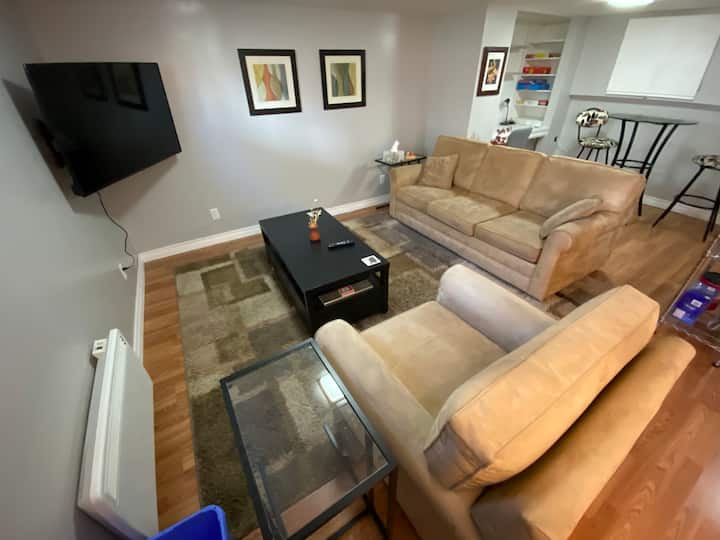 The Flat En Bas- Charming, Spacious and Convenient - Greater Sudbury