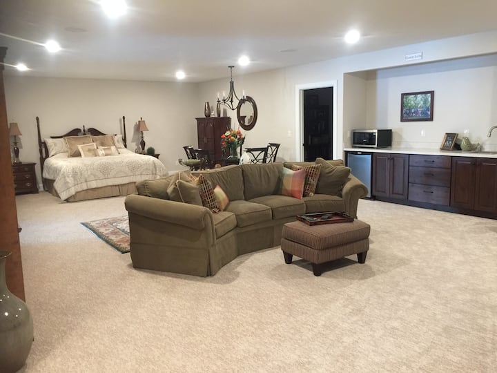 "Home Suite Home" - Guest Suite in Brand New Home - Hyde Park, UT