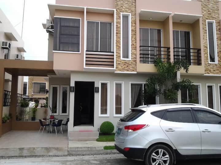TOWNHOUSE IN THE HEART OF THE CITY w/24hours GUARD - Antequera (Philippines)