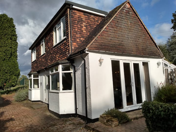 Modern Comfortable Cottage in Village Setting - Dartford