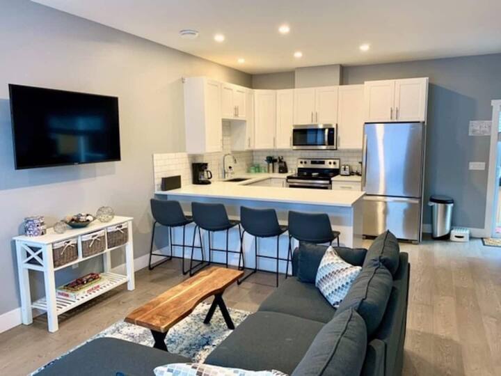 Vino & Vines Beachside Retreat - Entire Modern Residential 2br Home -3 Min Walk To Beach, Close To Downtown, Close To Event Centre, Great Location! - Penticton