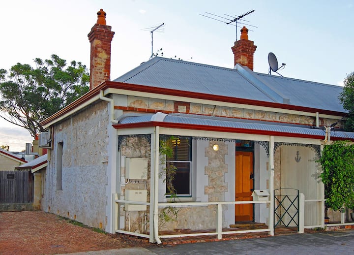 Cute As A Button 1 Bedroom Cottage - Perth