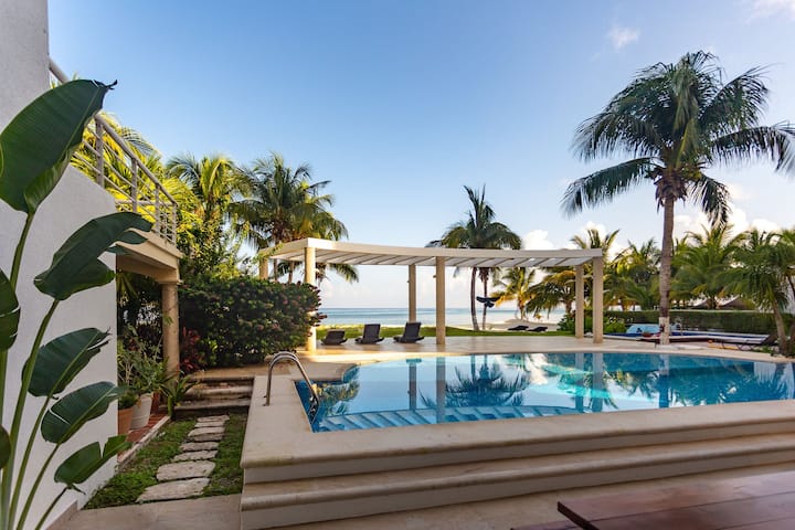 Amazing Beachfront Villa with Pool sleeps 8 - Cozumel