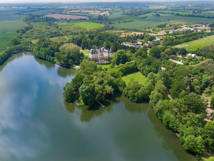 Luxury Lakeside Castle, Island, Pool, 100 Ac Park - Maine-et-Loire