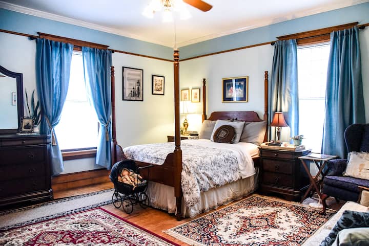 Spacious room in historic 100 yr old home - Winston-Salem