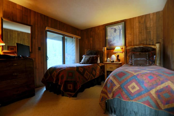 SummitBnB Alpine Base Camp: BR#2 (Twin's Room) - Keystone, CO