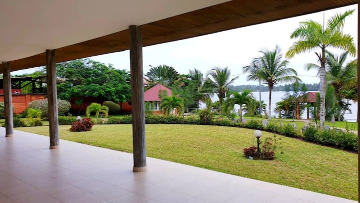 Villa JOY sur 2000m² en bord de lagune à Assinie - Côte d'Ivoire