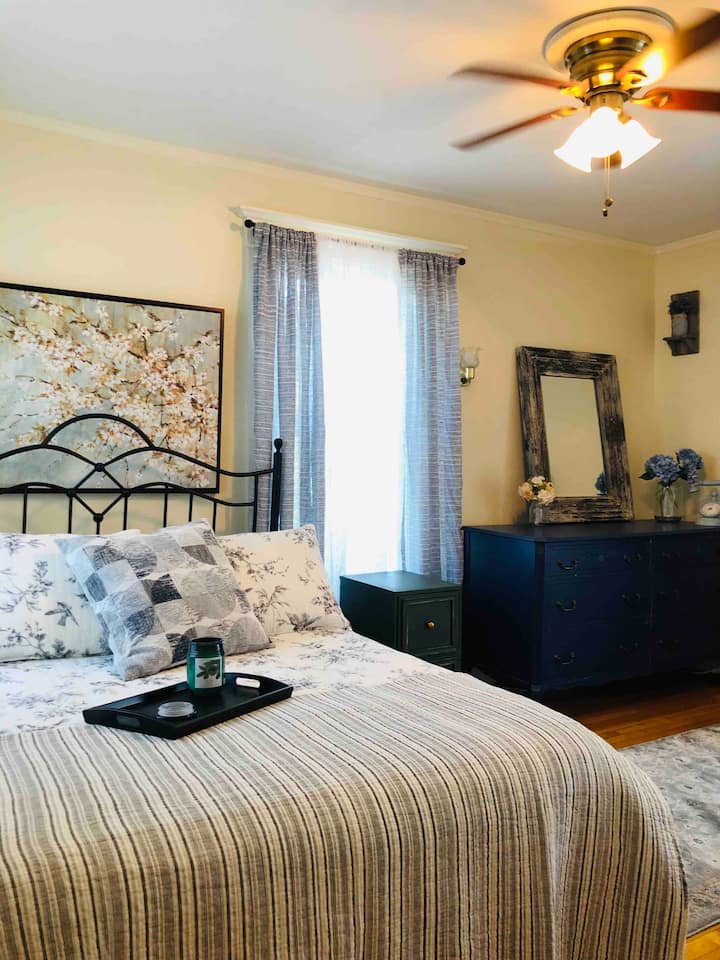 Kissing Downtown-Parking Spot-Sleeps 5FreeWine - Dover, NH