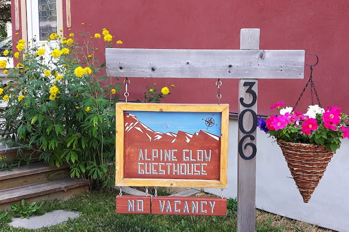 The Alpine Glow Guesthouse - Lake Louise
