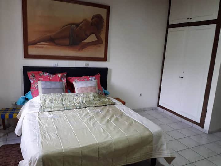 Chambre avec douche dans une superbe villa - Douala