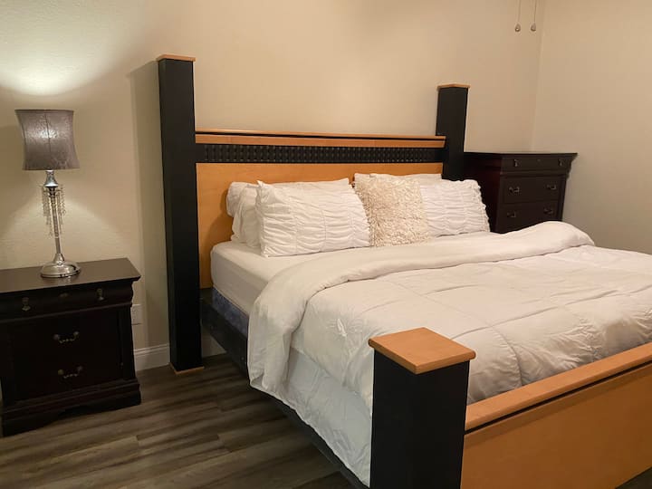 CONDO 1500 sq ft  PRIVATE sleep 5 Master king bed - Carrollton, TX