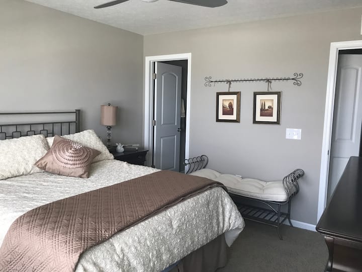 Cozy Private Room with Family room - Columbus, OH