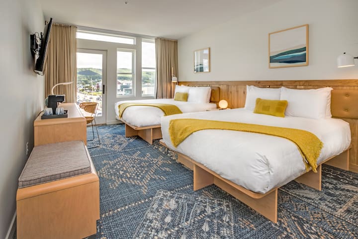 Modern Two Queen Room With Balcony At Saltline - Seaside, OR